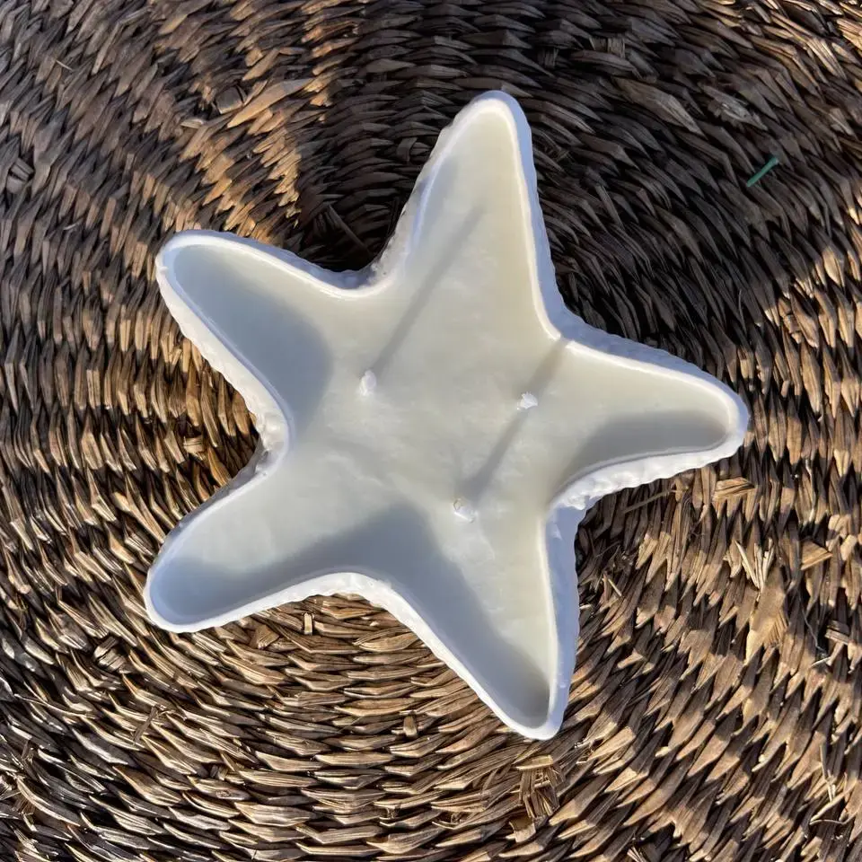 Vela decorativa artesanal en recipiente con forma de estrella